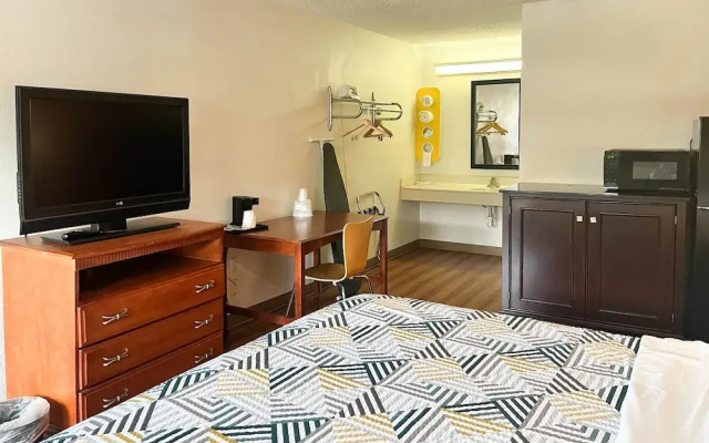 photo 4 of Studio 6 Suites Dayton, Oh - Englewood