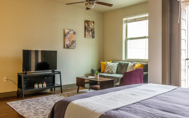 photo 4 of FRONTDESK 5755 Hermann Park Apts Downtown Houston