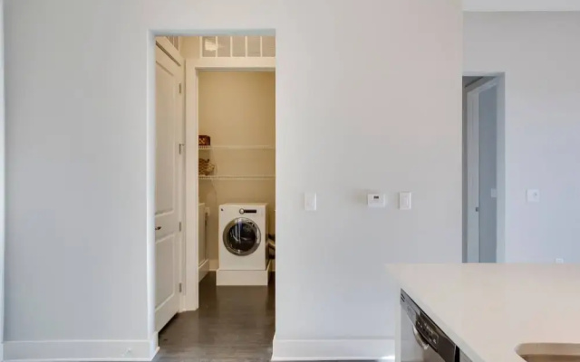 photo 2 of Stunning 1BR Apt In Uptown Near Ballpark
