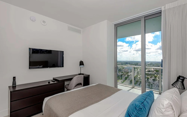 photo 2 of Stunning 25th-Floor Views in Hollywood