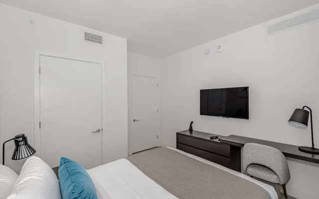 photo 4 of Stunning 25th-Floor Views in Hollywood