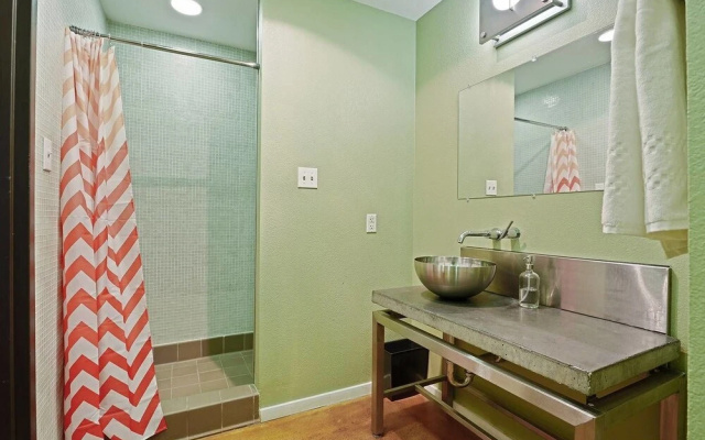 photo 2 of Stunning 2br/2ba Industrial Apt in Nola by Domio
