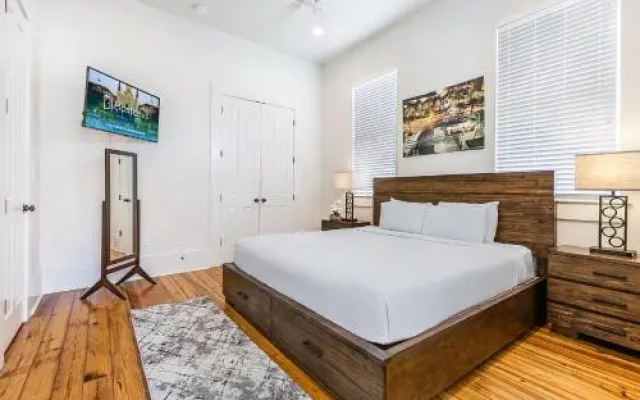 photo 2 of Stunning 3BR on Carondelet by Hosteeva