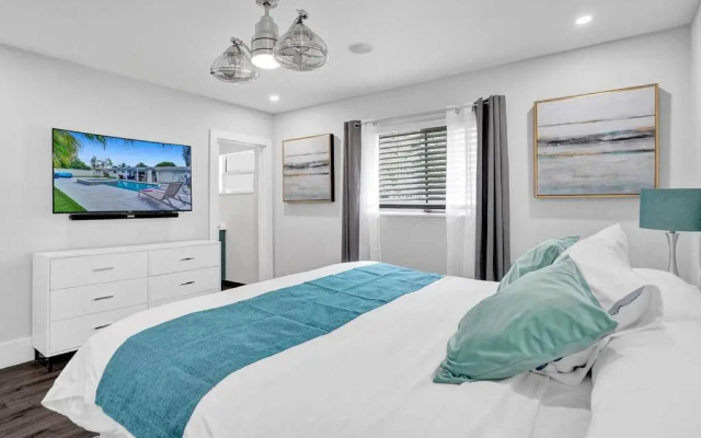 photo 4 of Stunning 4 Bedrm New Pool+Jacuzzi 1 Mile to Beach