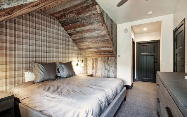 photo 4 of Stunning 4 Bedroom Condo Snowcloud Base Of Bachelor Gulch Condo by RedAwning