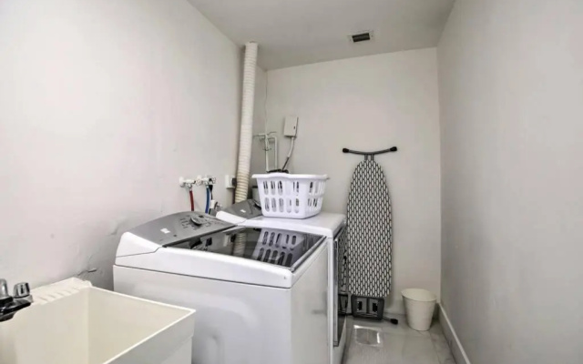 photo 5 of Stunning 4 Bedrooms House with Pool 6mins to Ocean