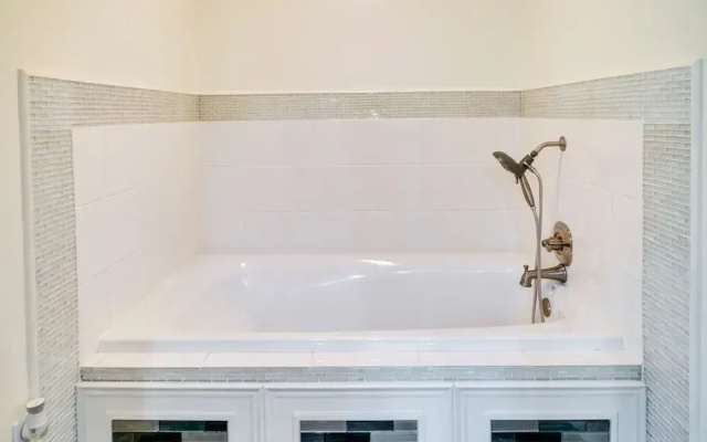 photo 2 of Stunning Baton Rouge Home w/ Pool: Near Lsu!