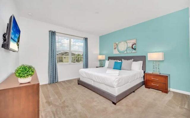 photo 3 of Stunning Bright Family Home Sleeps 25 Bl102