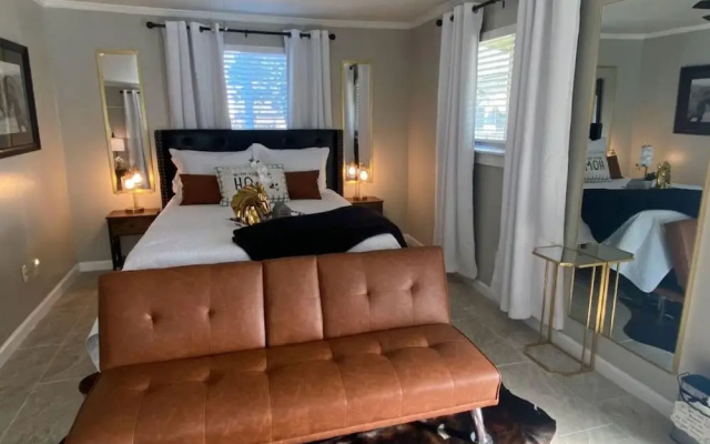 photo 2 of Stunning Cozy Downtown Guesthouse