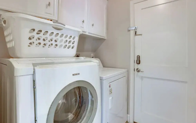photo 2 of Near Nrg! Cozy + Private Houston Home w/ Garden