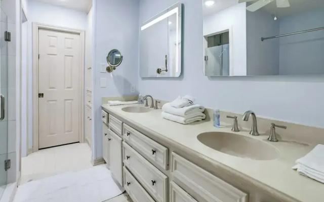 photo 4 of Near Nrg! Cozy + Private Houston Home w/ Garden
