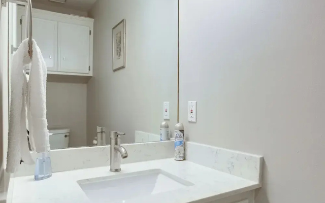 photo 5 of Near Nrg! Cozy + Private Houston Home w/ Garden