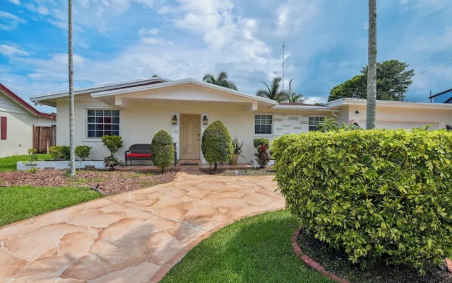 photo 3 of Patio + Yard: Family-friendly Miami Oasis!