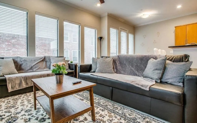 photo 2 of Stunning Oak Lawn Townhouse Close to everything