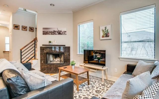 photo 3 of Stunning Oak Lawn Townhouse Close to everything