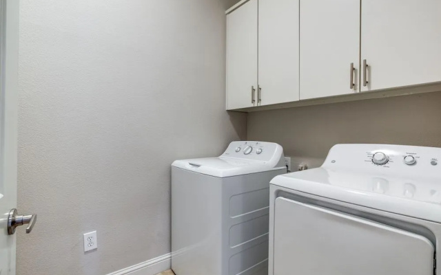 photo 5 of Stunning Oak Lawn Townhouse Close to everything