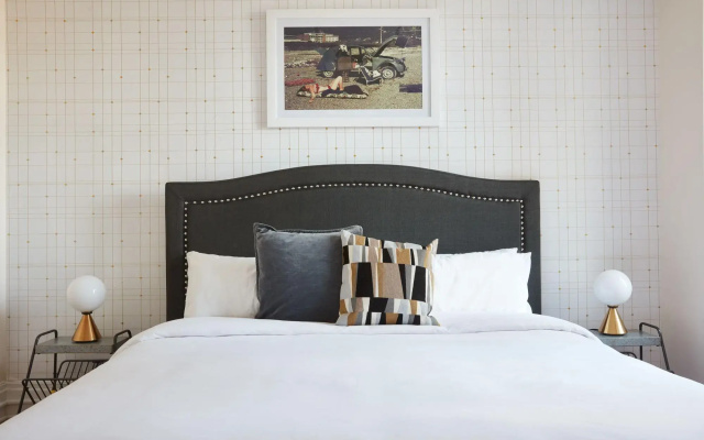 photo 3 of Stylish 1BR + Train | Theatre District | Evonify