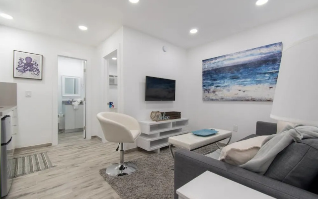 photo 4 of Stylish 1BR W Parking Space & Near the Beach 1