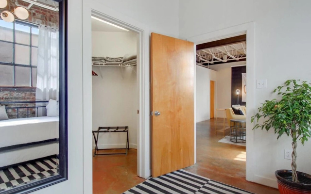 photo 5 of Stylish 2br/2ba Apt in Warehouse District by Domio