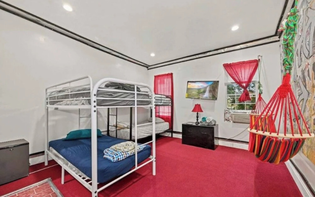 photo 2 of Stylish 4 Bedroom Home Near Philadelphia
