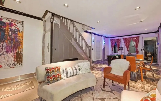 photo 3 of Stylish 4 Bedroom Home Near Philadelphia
