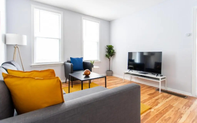 photo 4 of Stylish and Cute 2BR Apartment Near Wrigley!