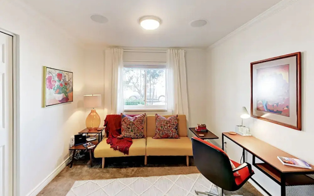 photo 2 of Stylish Desert Oasis - 3 Br Home