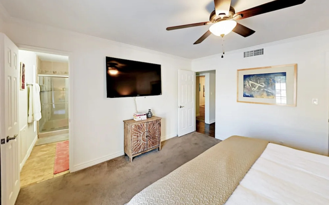 photo 3 of Stylish Desert Oasis - 3 Br Home