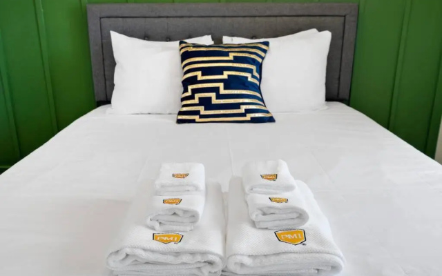 photo 4 of Stylish Green n Gold 2BR 1Bath Apartment