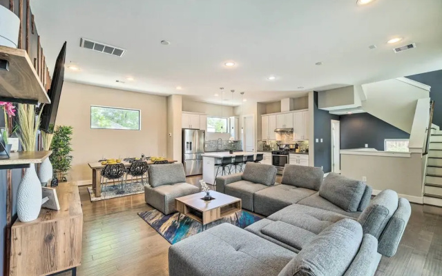 photo 2 of Stylish Houston Townhome ~ 3 Mi to Downtown!