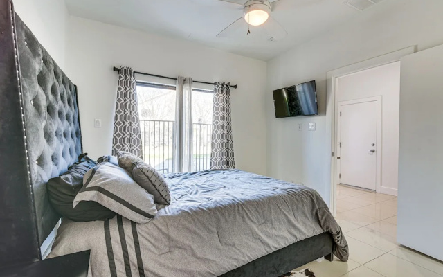 photo 2 of Pet-friendly Houston Townhome: 2 Mi to Downtown