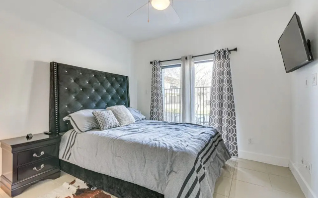 photo 5 of Pet-friendly Houston Townhome: 2 Mi to Downtown
