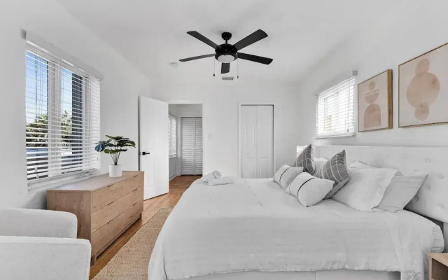 photo 3 of Stylish & Modern 4BD Home