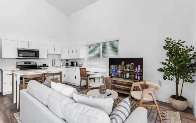 photo 4 of Stylish & Modern 4BD Home