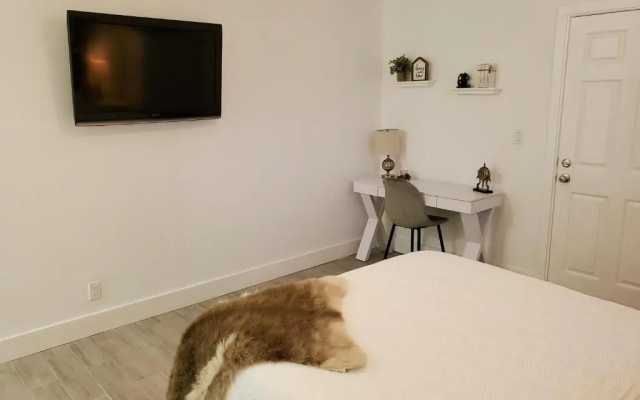 photo 3 of Stylish & Newly-Renovated Suites near Las Olas
