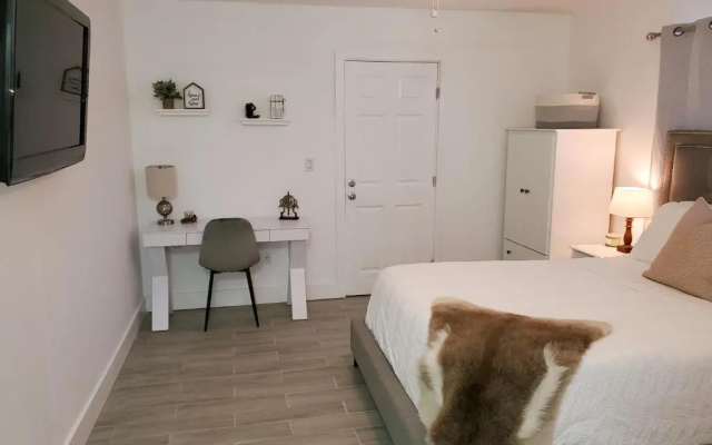 photo 4 of Stylish & Newly-Renovated Suites near Las Olas