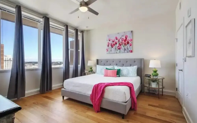 photo 2 of Stylish NOLA condos at 925 Common St