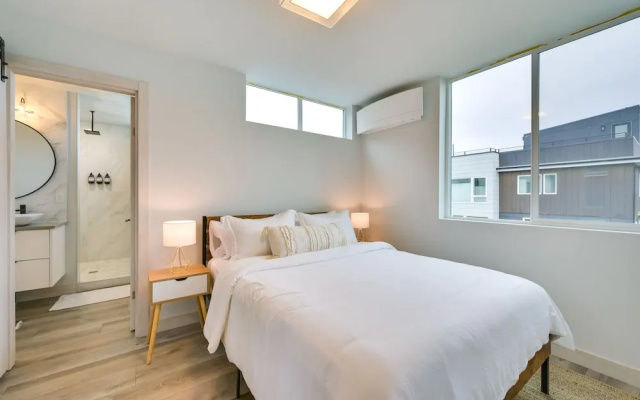 photo 2 of Luxury Seattle Home w/ Rooftop Deck + Fire Pit!