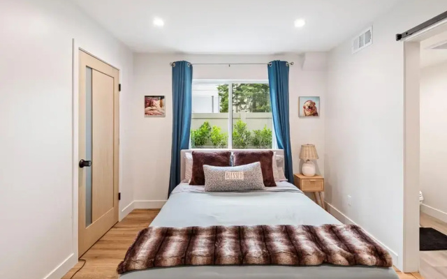 photo 2 of Stylish Sherman Oaks Townhouse W/ 3 Master Suites