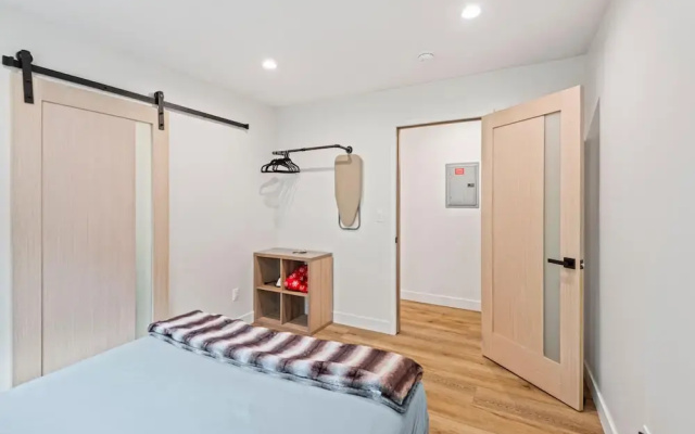 photo 3 of Stylish Sherman Oaks Townhouse W/ 3 Master Suites