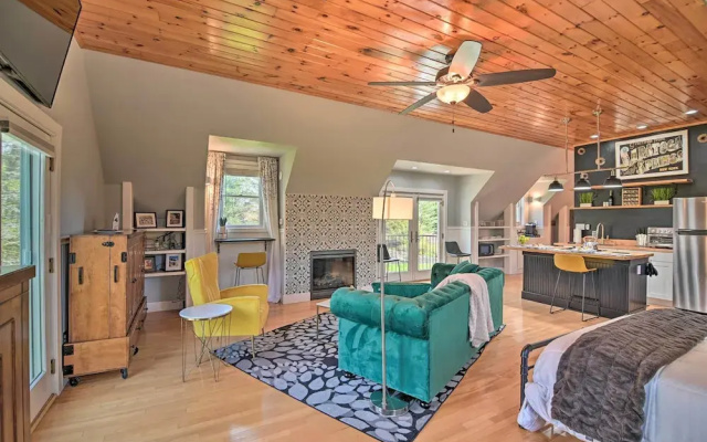 photo 2 of Stylish Studio w/ Fireplace ~ 3 Mi From Dtwn!