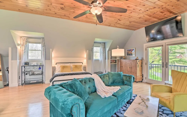 photo 4 of Stylish Studio w/ Fireplace ~ 3 Mi From Dtwn!