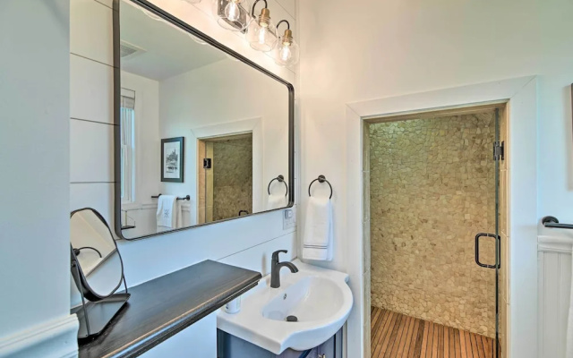 photo 5 of Stylish Studio w/ Fireplace ~ 3 Mi From Dtwn!