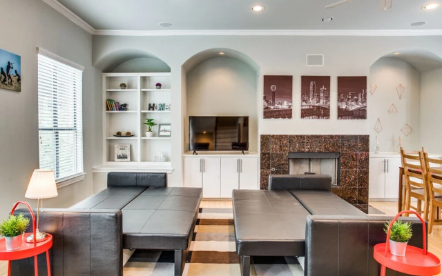 photo 2 of Stylish Three-story Oak Lawn House