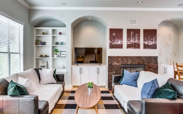photo 3 of Stylish Three-story Oak Lawn House