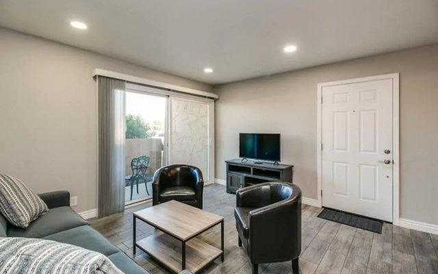 photo 3 of Stylish Updated 2 Bdrm Near Old Town Scottsdale!