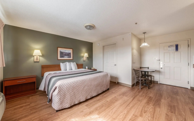 photo 4 of HomeTowne Studios & Suites by Red Roof Charlotte - Concord