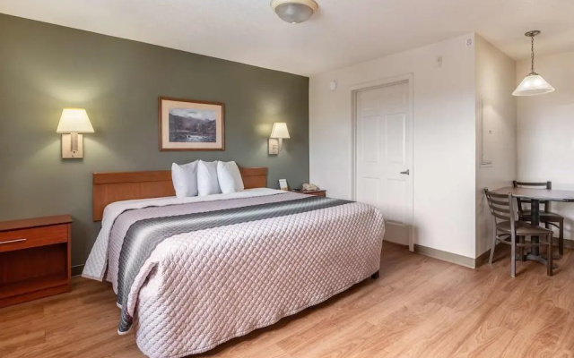 photo 4 of HomeTowne Studios & Suites by Red Roof Charlotte - Concord