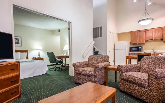 photo 2 of Cloverleaf Suites Columbia