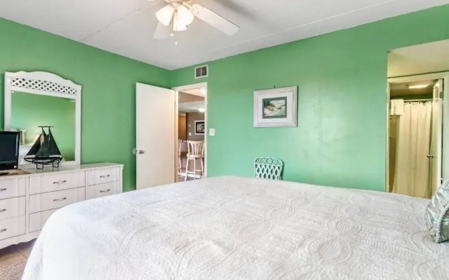 photo 5 of Sugar Beach 257 2 Bedroom Condo by Redawning